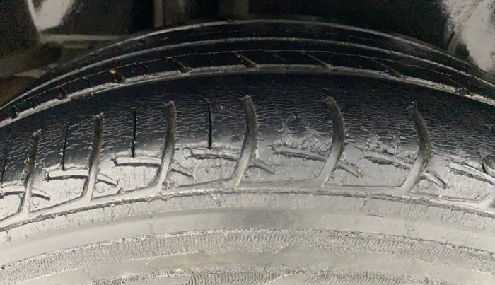 2015 Maruti Ciaz ZXI, Petrol, Manual, 78,259 km, Right Rear Tyre Tread