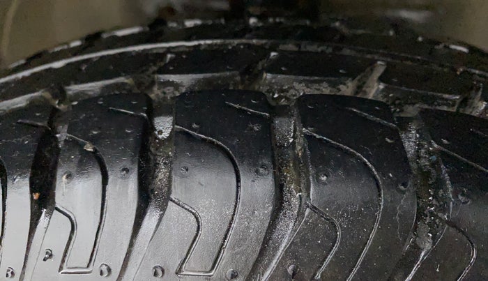2011 Maruti Wagon R 1.0 LXI, Petrol, Manual, 38,776 km, Right Front Tyre Tread