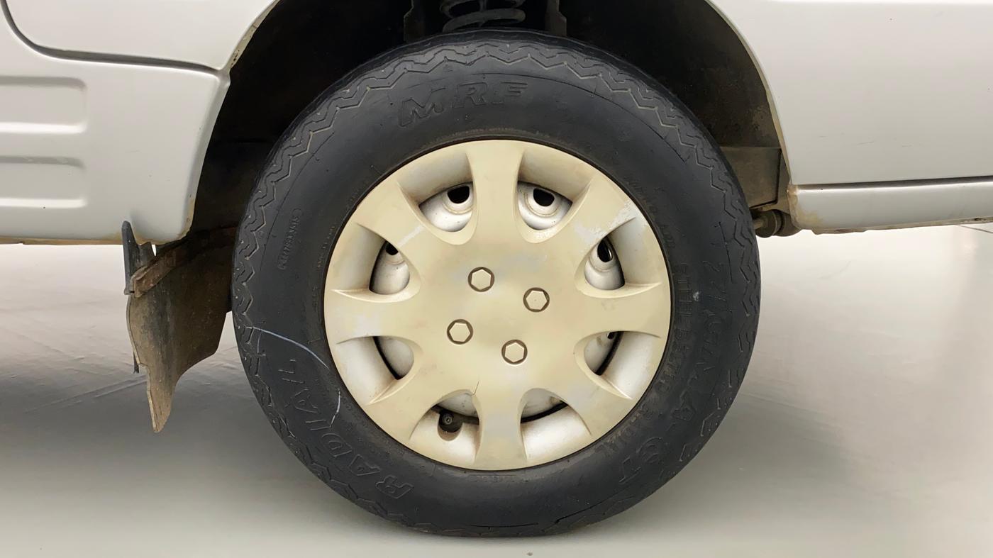 2015 Maruti Omni 5 STR, Petrol, Manual, 40,788 km, Right Front Wheel