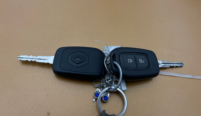 2021 Renault TRIBER RXL MT, Petrol, Manual, 64,712 km, Key Close Up