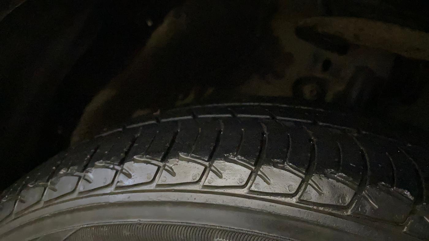 2018 Mahindra KUV 100 NXT K6+ P 6 STR, Petrol, Manual, 64,134 km, Right Front Tyre Tread