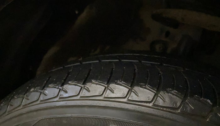 2018 Mahindra KUV 100 NXT K6+ P 6 STR, Petrol, Manual, 64,134 km, Right Front Tyre Tread