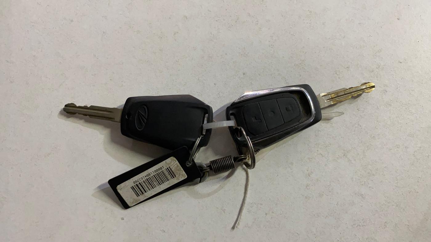 2018 Mahindra KUV 100 NXT K6+ P 6 STR, Petrol, Manual, 64,134 km, Key Close Up
