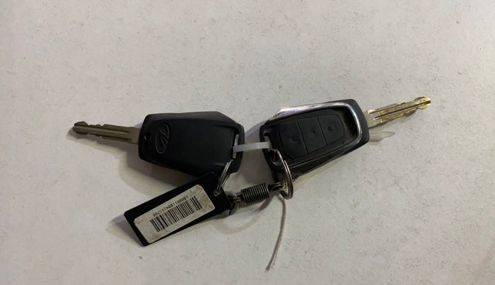 2018 Mahindra KUV 100 NXT K6+ P 6 STR, Petrol, Manual, 64,134 km, Key Close Up