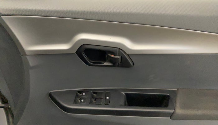 2018 Mahindra KUV 100 NXT K6+ P 6 STR, Petrol, Manual, 64,134 km, Driver Side Door Panels Control