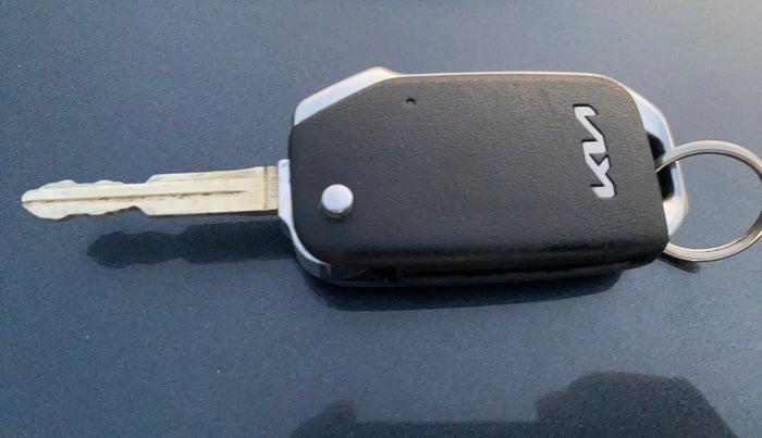 2024 KIA SELTOS  HTK 1.5 PETROL MT, Petrol, Manual, 17,338 km, Key Close Up