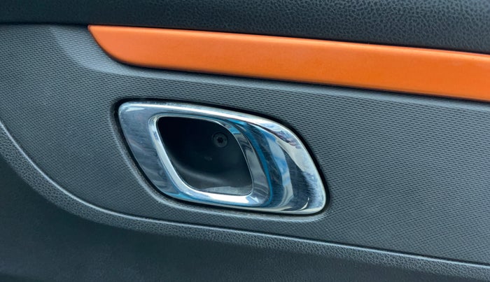 2020 Renault Kwid CLIMBER 1.0 AMT (O), Petrol, Automatic, 54,022 km, Driver Side Door Panels Control