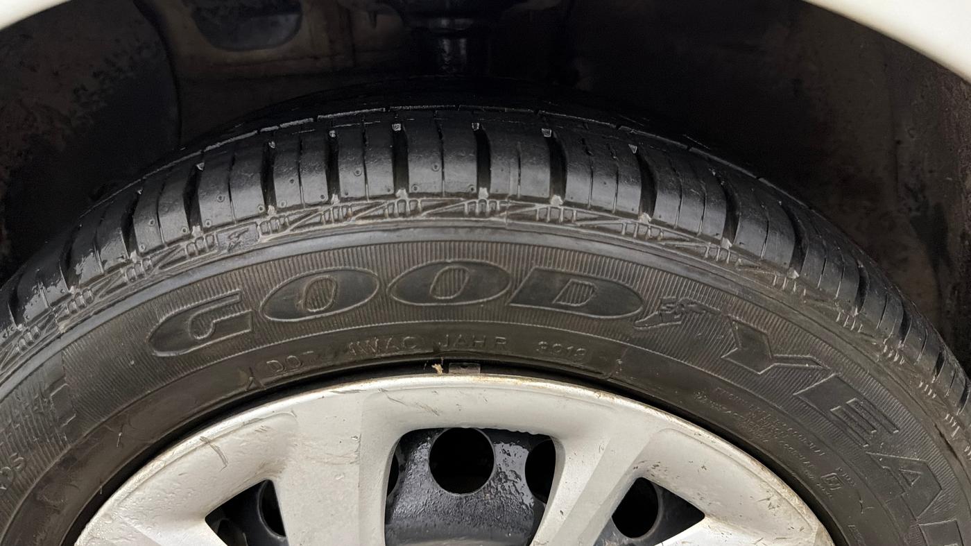 2018 Hyundai Grand i10 SPORTZ 1.2 KAPPA VTVT, Petrol, Manual, 37,601 km, Left Front Tyre Tread