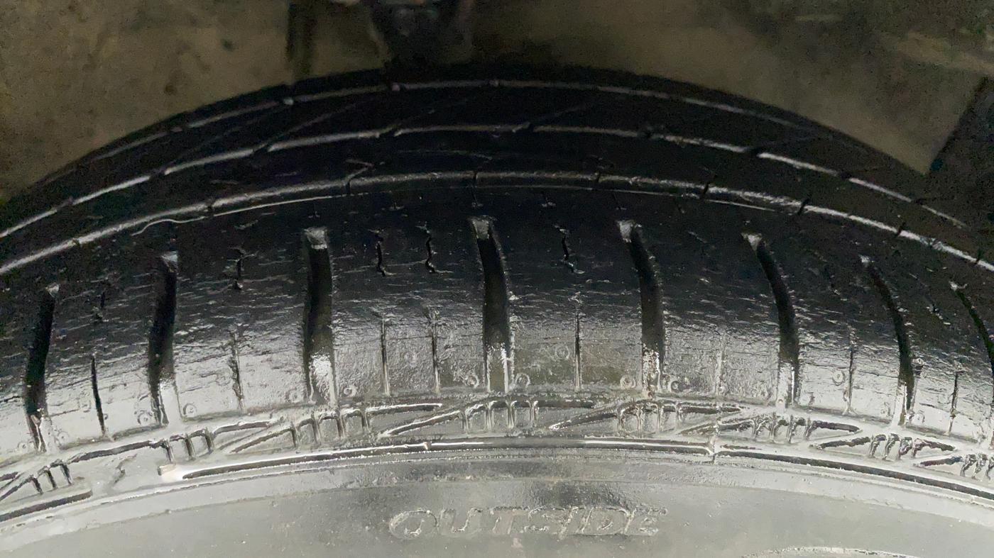 2011 Maruti Swift Dzire LXI, Petrol, Manual, 98,652 km, Right Front Tyre Tread