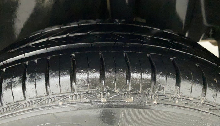 2011 Maruti Swift Dzire LXI, Petrol, Manual, 98,652 km, Left Rear Tyre Tread