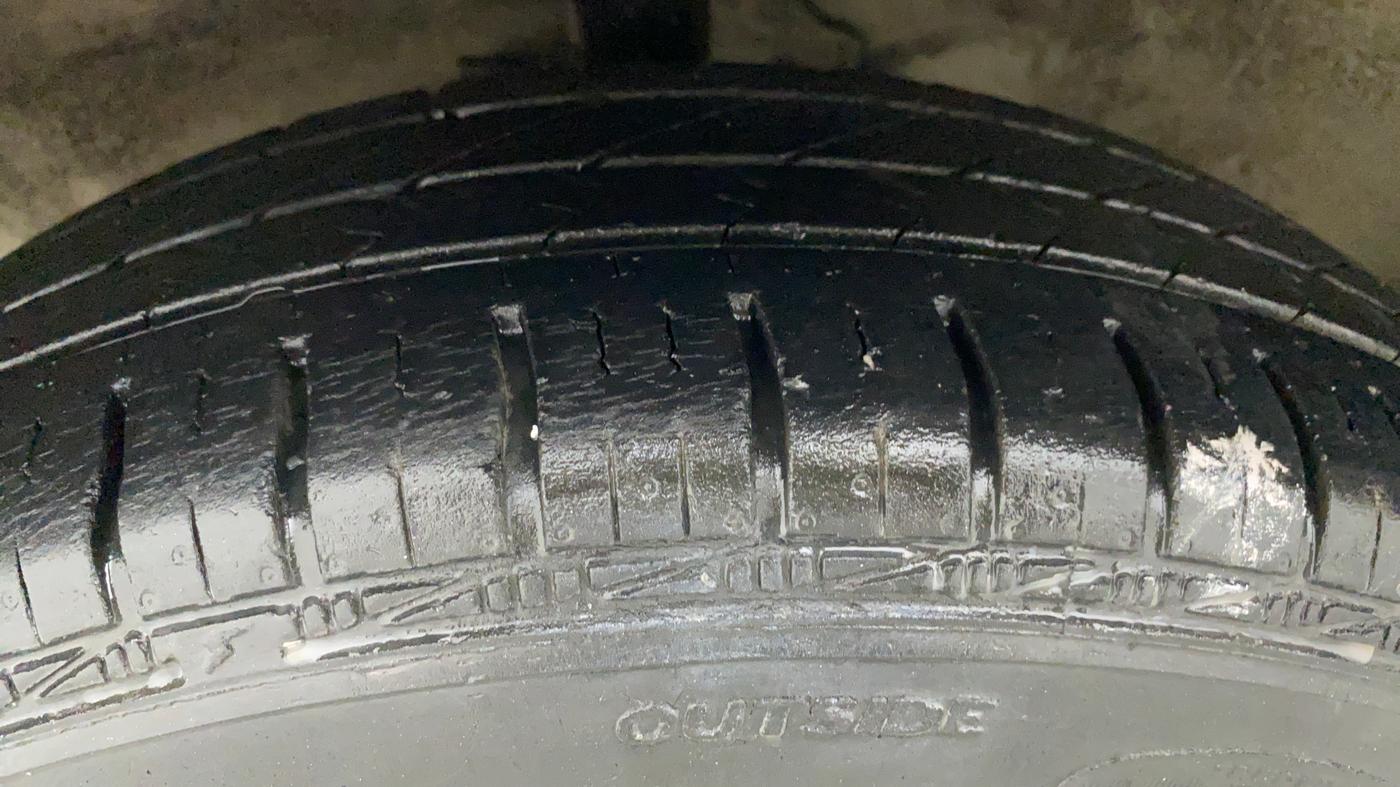 2011 Maruti Swift Dzire LXI, Petrol, Manual, 98,652 km, Left Front Tyre Tread
