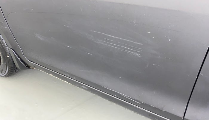 2015 Maruti Swift VXI, Petrol, Manual, 47,124 km, Front passenger door - Slightly dented