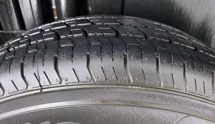 2015 Maruti Swift VXI, Petrol, Manual, 47,124 km, Right Rear Tyre Tread