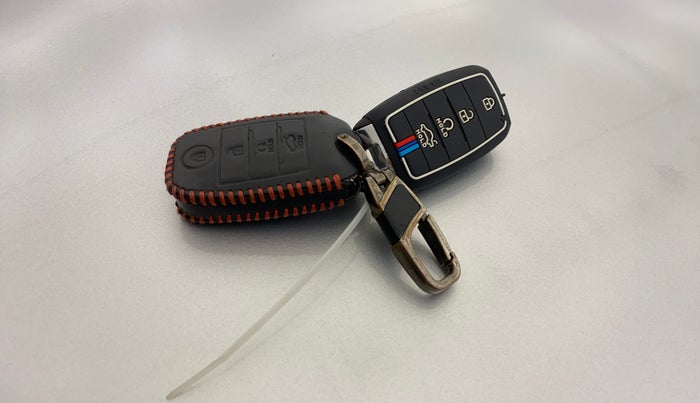 2022 KIA SONET HTK PLUS 1.0 IMT, Petrol, Manual, 75,237 km, Key Close Up