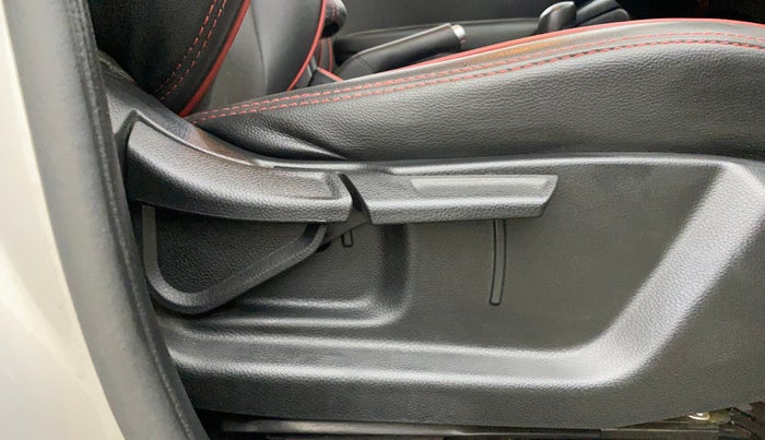 2022 KIA SONET HTK PLUS 1.0 IMT, Petrol, Manual, 75,237 km, Driver Side Adjustment Panel