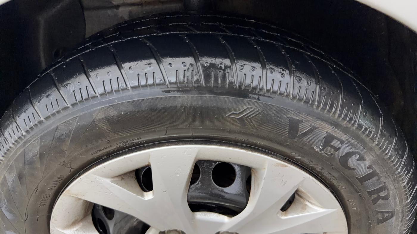 2015 Hyundai Grand i10 SPORTZ 1.2 KAPPA VTVT, Petrol, Manual, 41,745 km, Left Front Tyre Tread