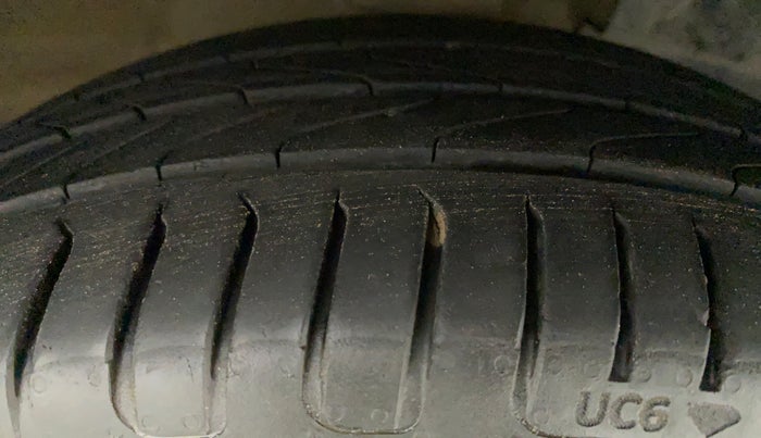 2017 Mahindra Kuv100 K8 6 STR DUAL TONE, Petrol, Manual, 95,346 km, Right Front Tyre Tread