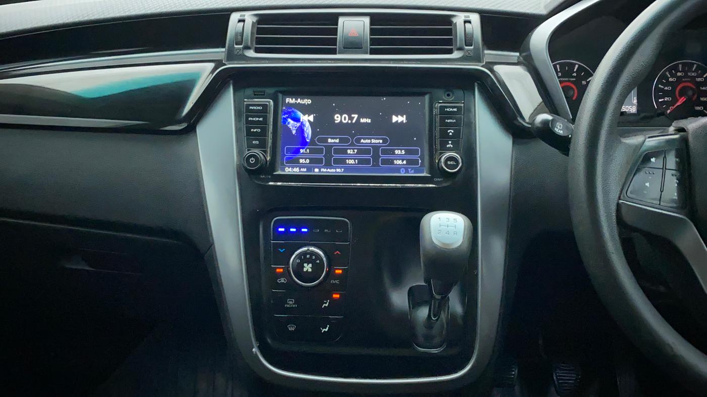 2017 Mahindra Kuv100 K8 6 STR DUAL TONE, Petrol, Manual, 95,346 km, Air Conditioner