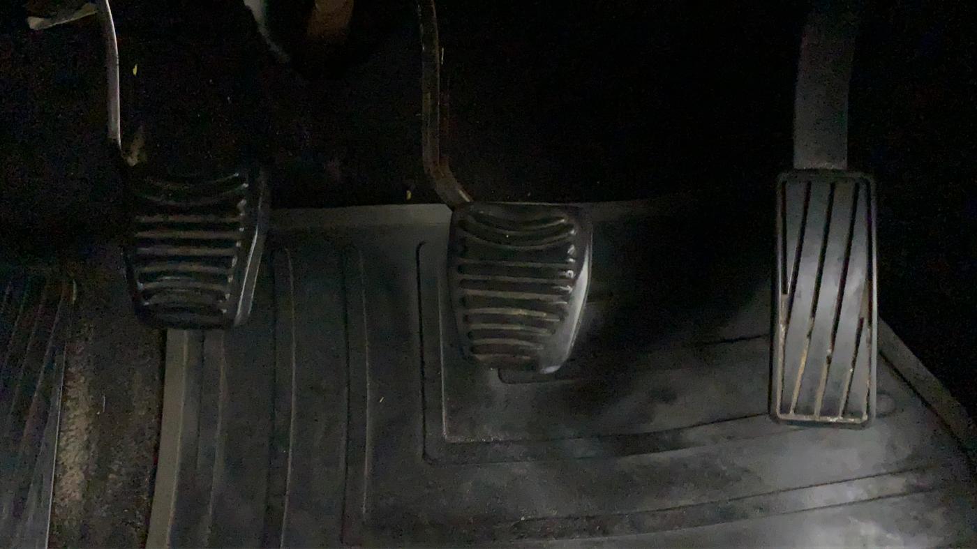 2017 Mahindra Kuv100 K8 6 STR DUAL TONE, Petrol, Manual, 95,346 km, Pedals