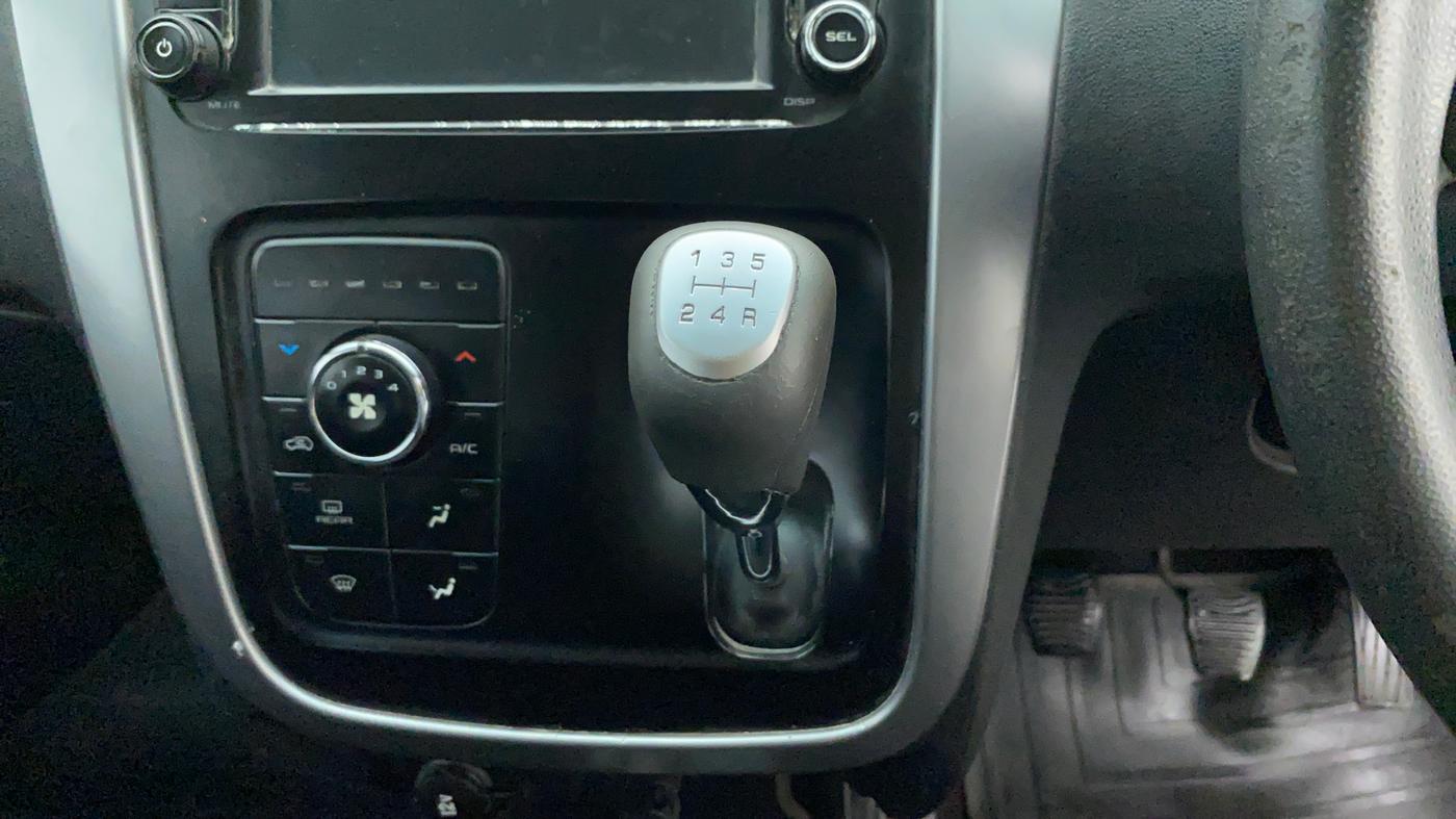 2017 Mahindra Kuv100 K8 6 STR DUAL TONE, Petrol, Manual, 95,346 km, Gear Lever