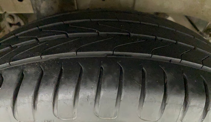 2017 Mahindra Kuv100 K8 6 STR DUAL TONE, Petrol, Manual, 95,346 km, Right Rear Tyre Tread