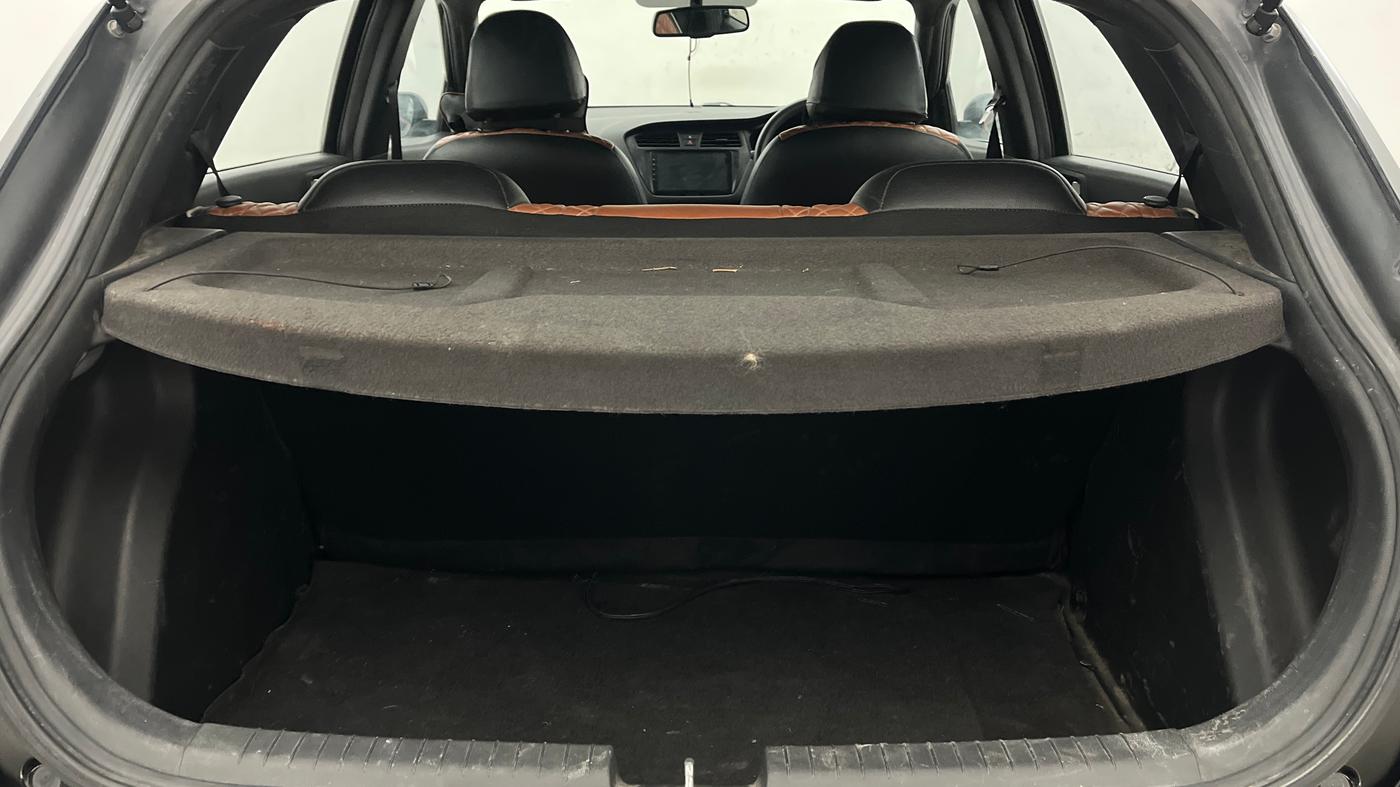 2015 Hyundai i20 Active 1.4 S, Diesel, Manual, 1,25,285 km, Boot Inside