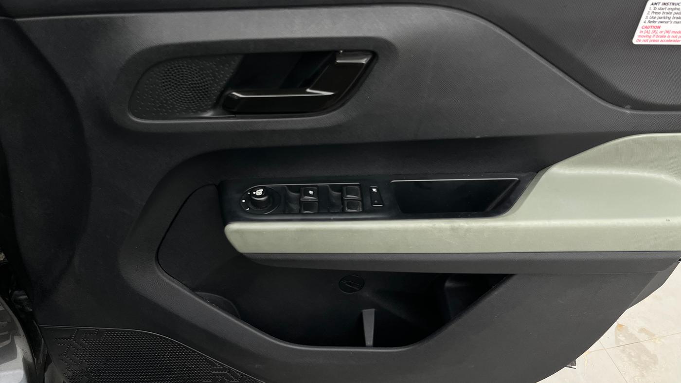 2022 Tata PUNCH ADVENTURE AMT, Petrol, Automatic, 24,678 km, Driver Side Door Panels Control