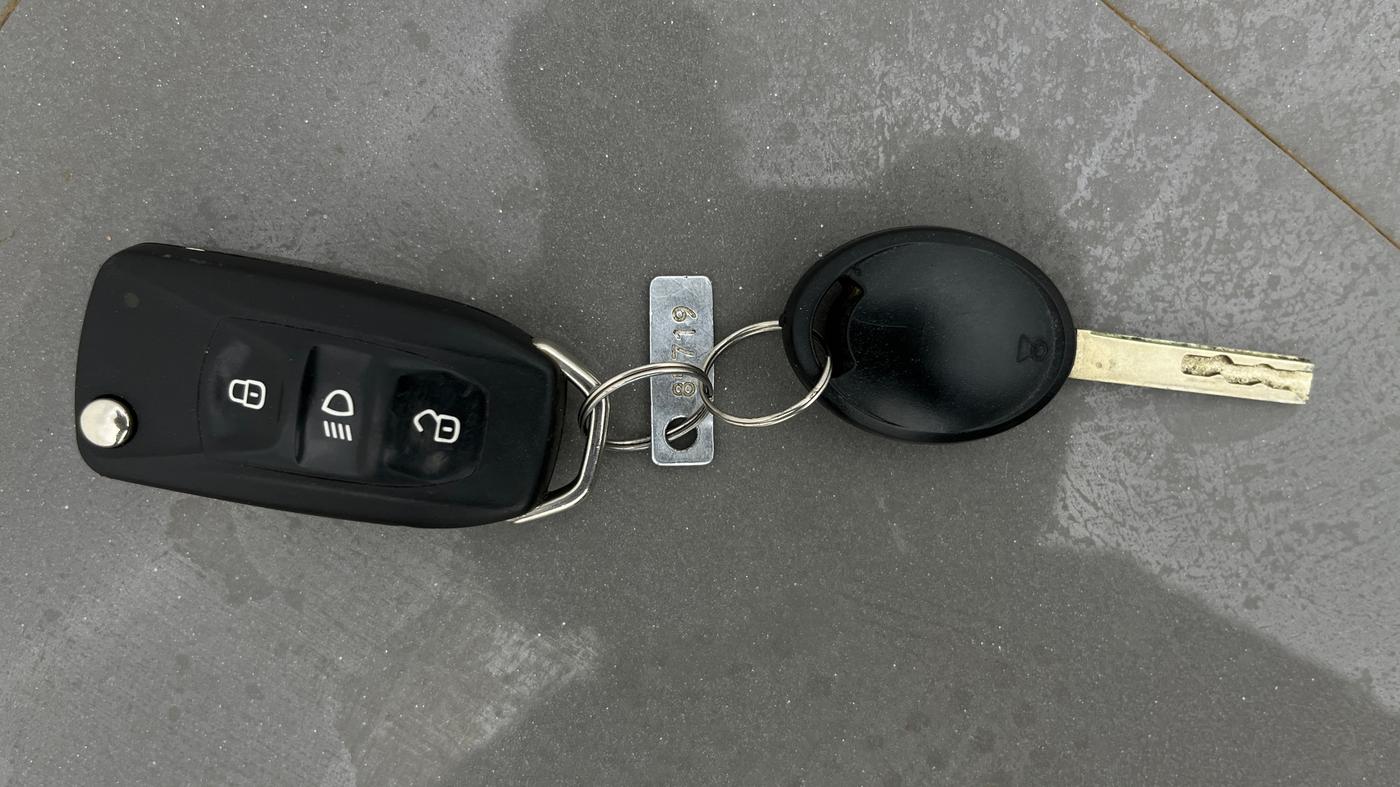 2022 Tata PUNCH ADVENTURE AMT, Petrol, Automatic, 24,678 km, Key Close Up