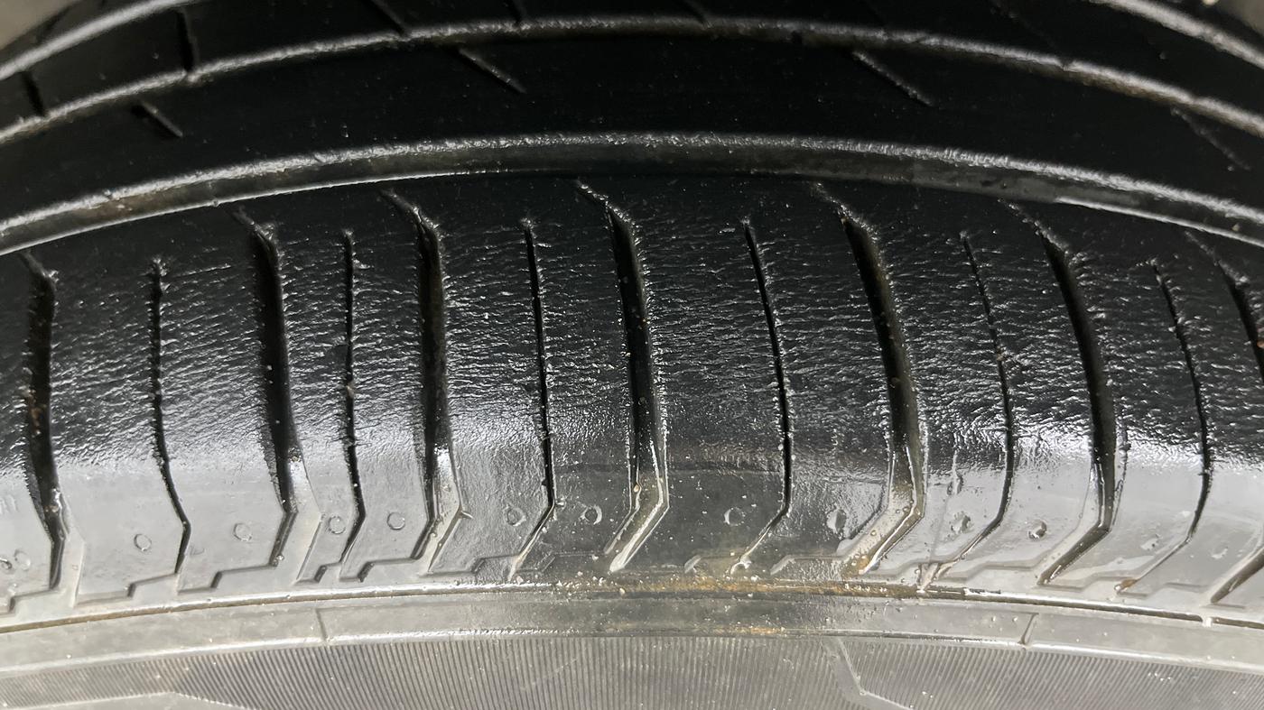 2022 Tata PUNCH ADVENTURE AMT, Petrol, Automatic, 24,678 km, Left Front Tyre Tread