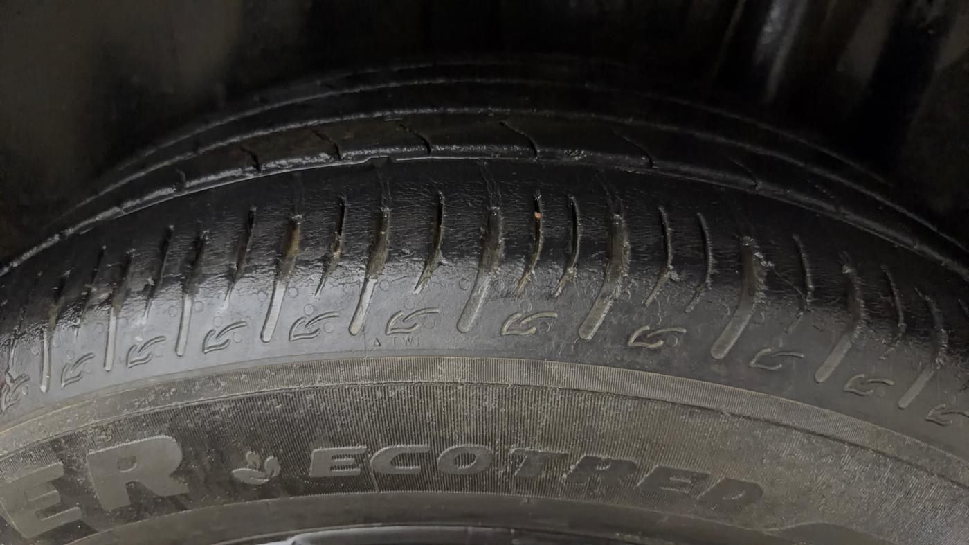 2022 Maruti BREZZA ZXI AT SMART HYBRID, Petrol, Automatic, 46,147 km, Left Rear Tyre Tread