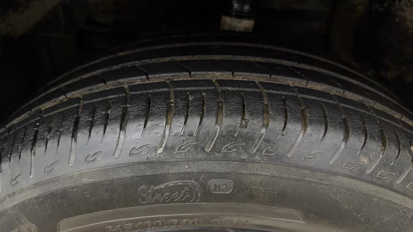 2022 Maruti BREZZA ZXI AT SMART HYBRID, Petrol, Automatic, 46,147 km, Left Front Tyre Tread