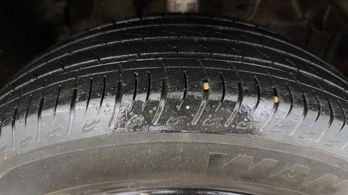 2022 Maruti BREZZA ZXI AT SMART HYBRID, Petrol, Automatic, 46,147 km, Right Front Tyre Tread