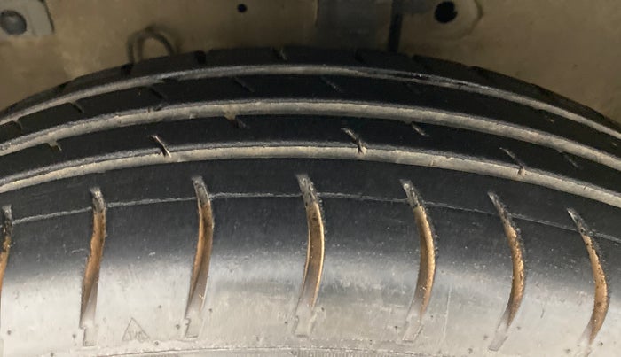 2013 Maruti Swift VXI, Petrol, Manual, 81,851 km, Left Front Tyre Tread