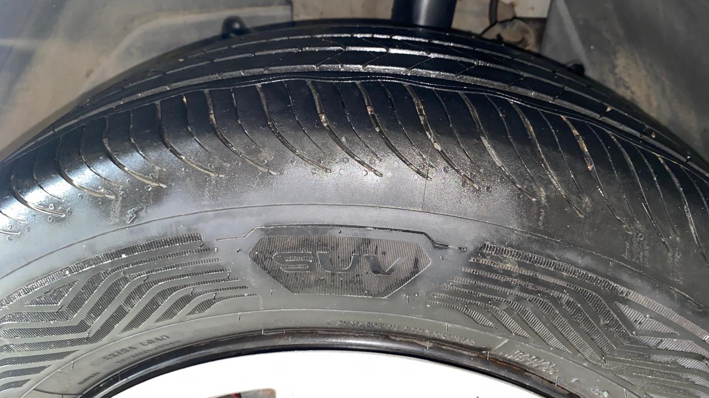 2017 Mahindra XUV500 W6 AT, Diesel, Automatic, 47,388 km, Left Front Tyre Tread