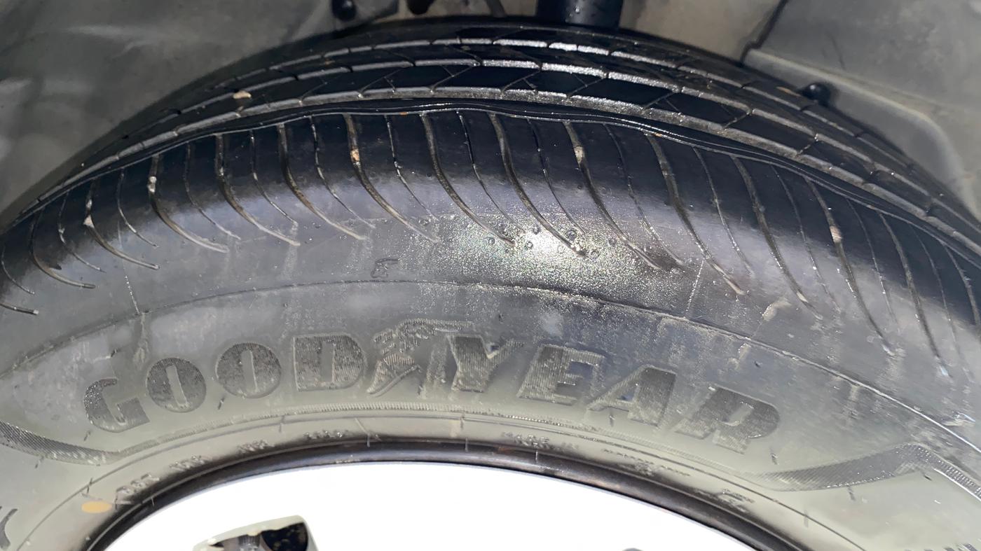 2017 Mahindra XUV500 W6 AT, Diesel, Automatic, 47,388 km, Right Front Tyre Tread