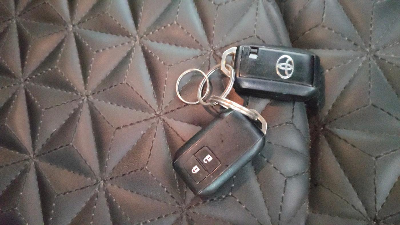 2024 Toyota Glanza V AMT, Petrol, Automatic, 22,291 km, Key Close Up