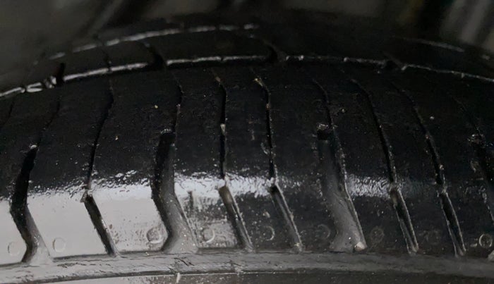 2015 Honda Amaze 1.2L I-VTEC S, Petrol, Manual, 1,08,107 km, Left Rear Tyre Tread