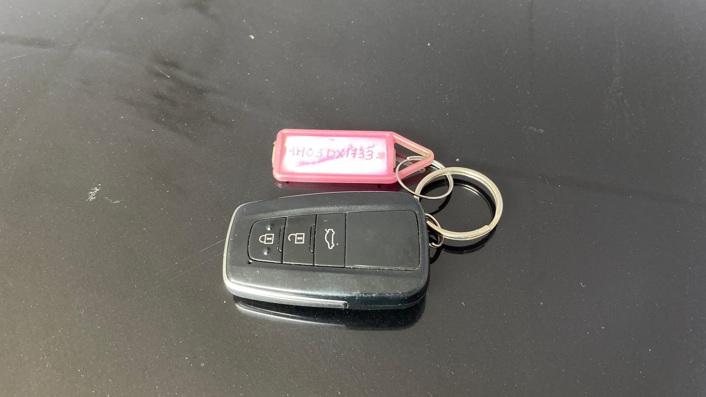 2022 Toyota Camry HYBRID, Hybrid, Automatic, 56,880 km, Key Close Up