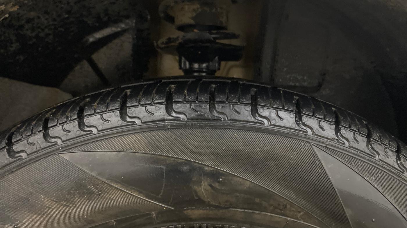 2017 Renault Kwid RXT 1.0 AMT, Petrol, Automatic, 68,498 km, Right Front Tyre Tread