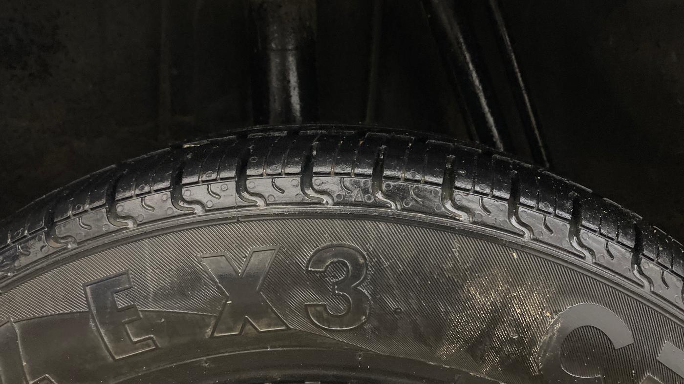2017 Renault Kwid RXT 1.0 AMT, Petrol, Automatic, 68,498 km, Right Rear Tyre Tread