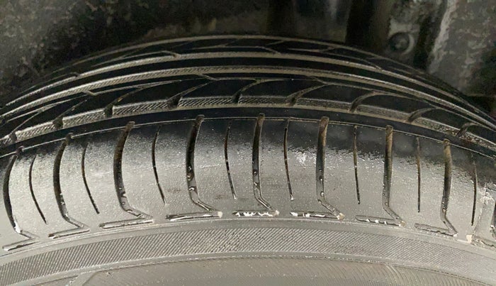 2013 Maruti Swift VXI, CNG, Manual, 91,677 km, Left Rear Tyre Tread