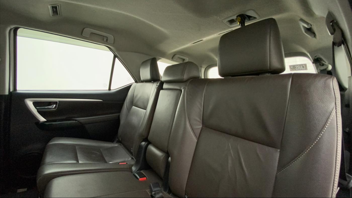 2019 Toyota Fortuner 2.7 4X2 AT, Petrol, Automatic, 46,567 km, Right Side Rear Door Cabin