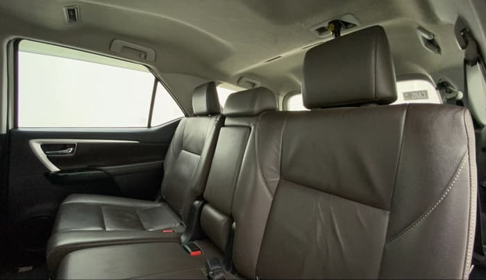 2019 Toyota Fortuner 2.7 4X2 AT, Petrol, Automatic, 46,567 km, Right Side Rear Door Cabin