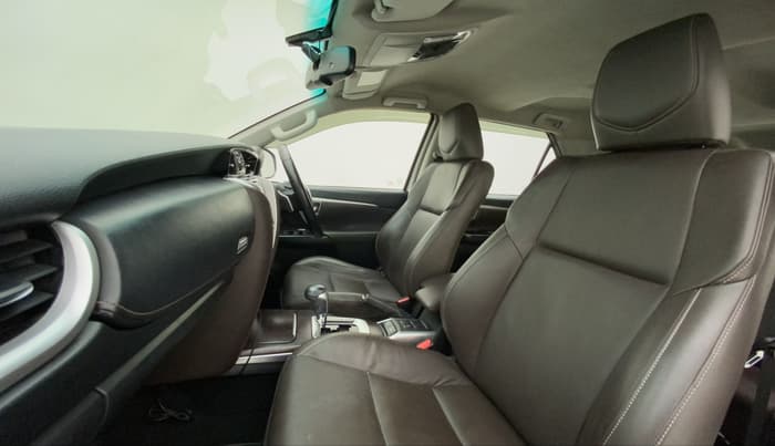 2019 Toyota Fortuner 2.7 4X2 AT, Petrol, Automatic, 46,567 km, Right Side Front Door Cabin