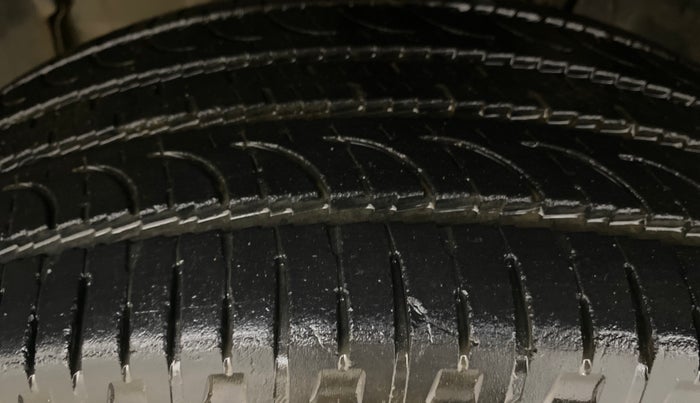 2015 Renault Duster RXE PETROL, Petrol, Manual, 64,306 km, Left Front Tyre Tread