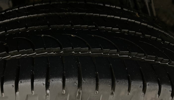 2015 Renault Duster RXE PETROL, Petrol, Manual, 64,306 km, Right Rear Tyre Tread