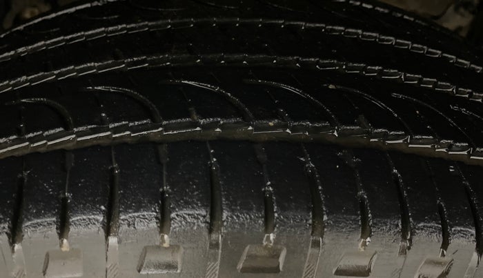 2015 Renault Duster RXE PETROL, Petrol, Manual, 64,306 km, Right Front Tyre Tread