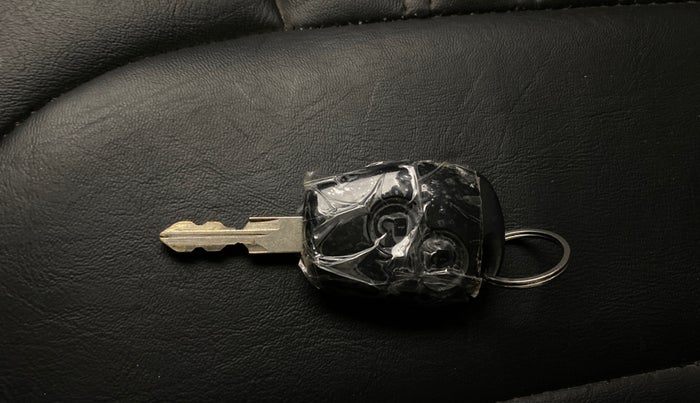 2015 Renault Duster RXE PETROL, Petrol, Manual, 64,306 km, Key Close Up