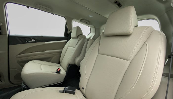 2018 Mahindra MARAZZO M8 7 STR, Diesel, Manual, 7,435 km, Right Side Rear Door Cabin