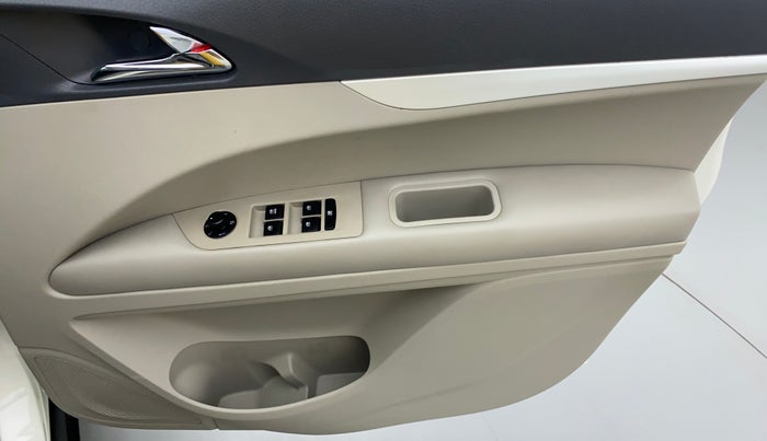 2018 Mahindra MARAZZO M8 7 STR, Diesel, Manual, 7,435 km, Driver Side Door Panels Control